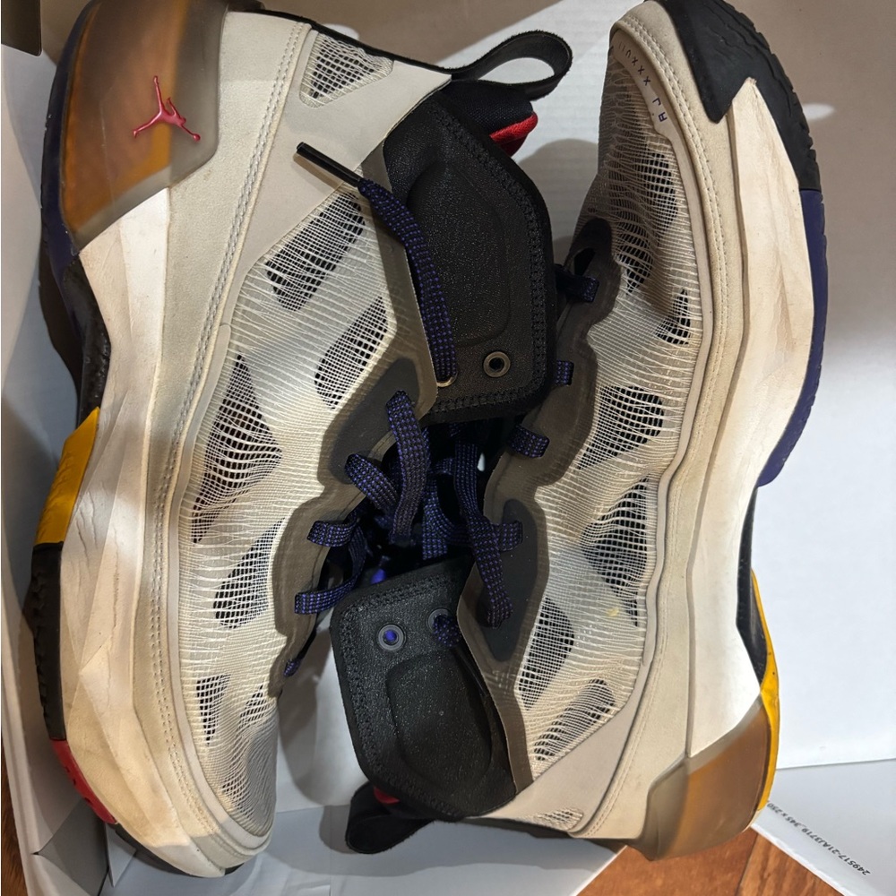 Jordan XXXVII Size 10.5 Cream and Black